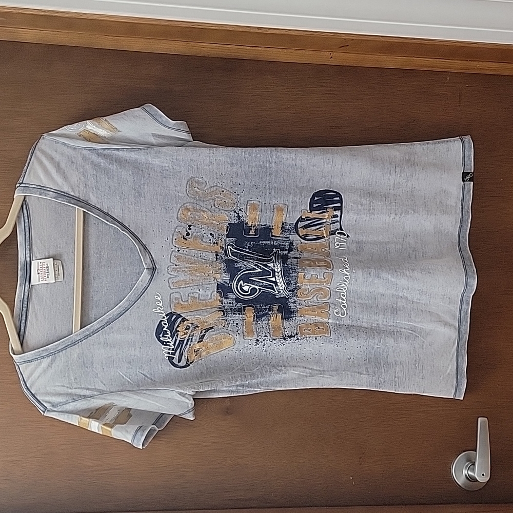 Milwaukee Brewers women's T-shirt. Lightweight fabric size large
